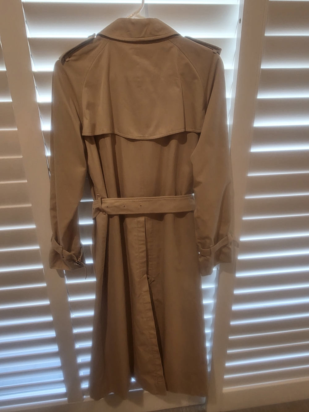 Burberry Classic Beige Double-Breasted Trench Coat with Belt - Picture 2 of 9